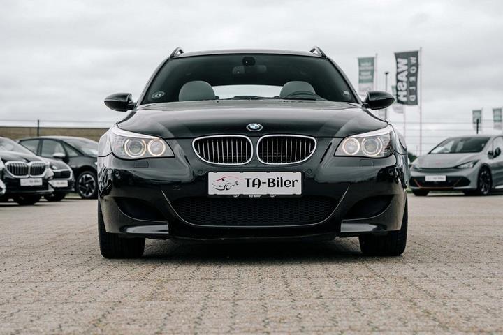 Hvid BMW M5 fra 2007 set udefra