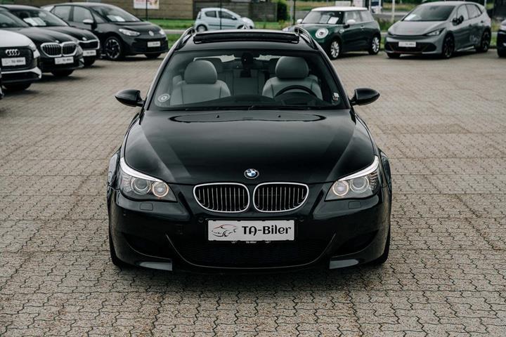 Hvid BMW M5 fra 2007 set udefra