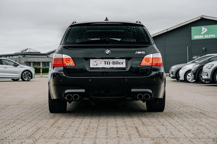 Hvid BMW M5 fra 2007 set udefra
