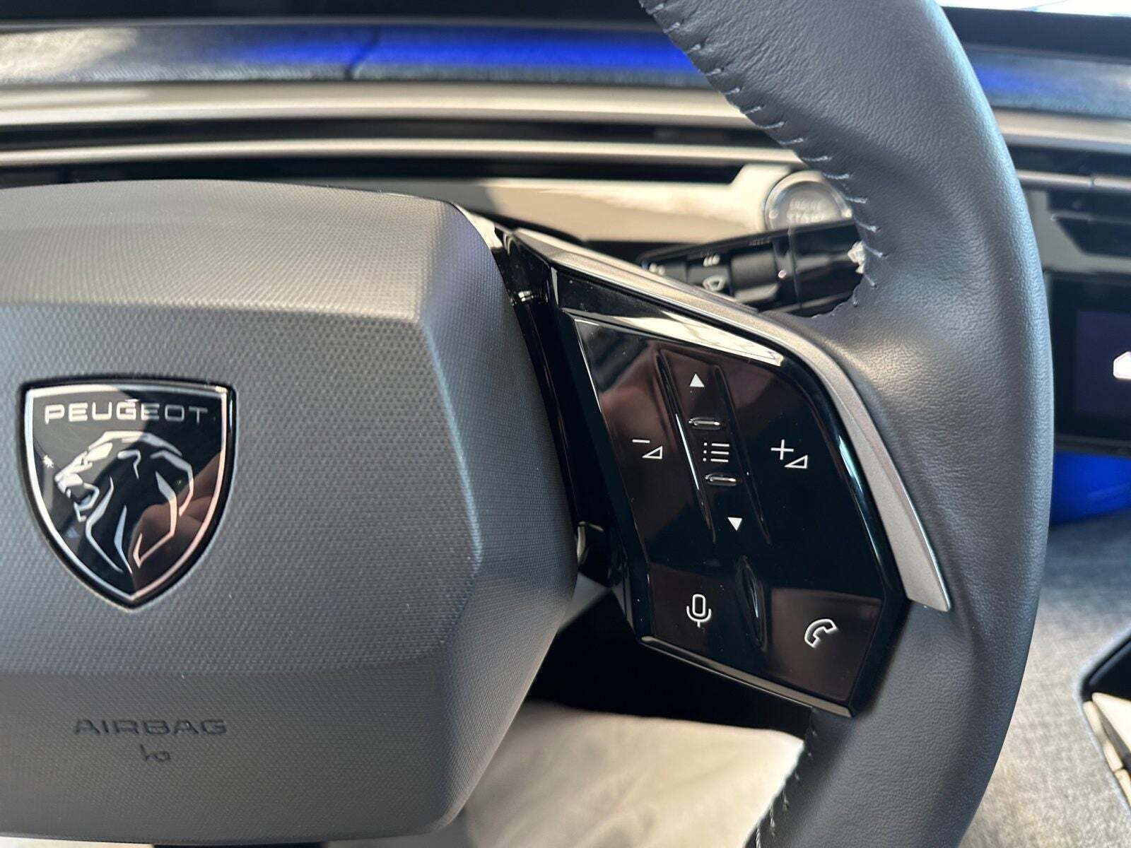 Hvid Peugeot e-3008 fra 2024