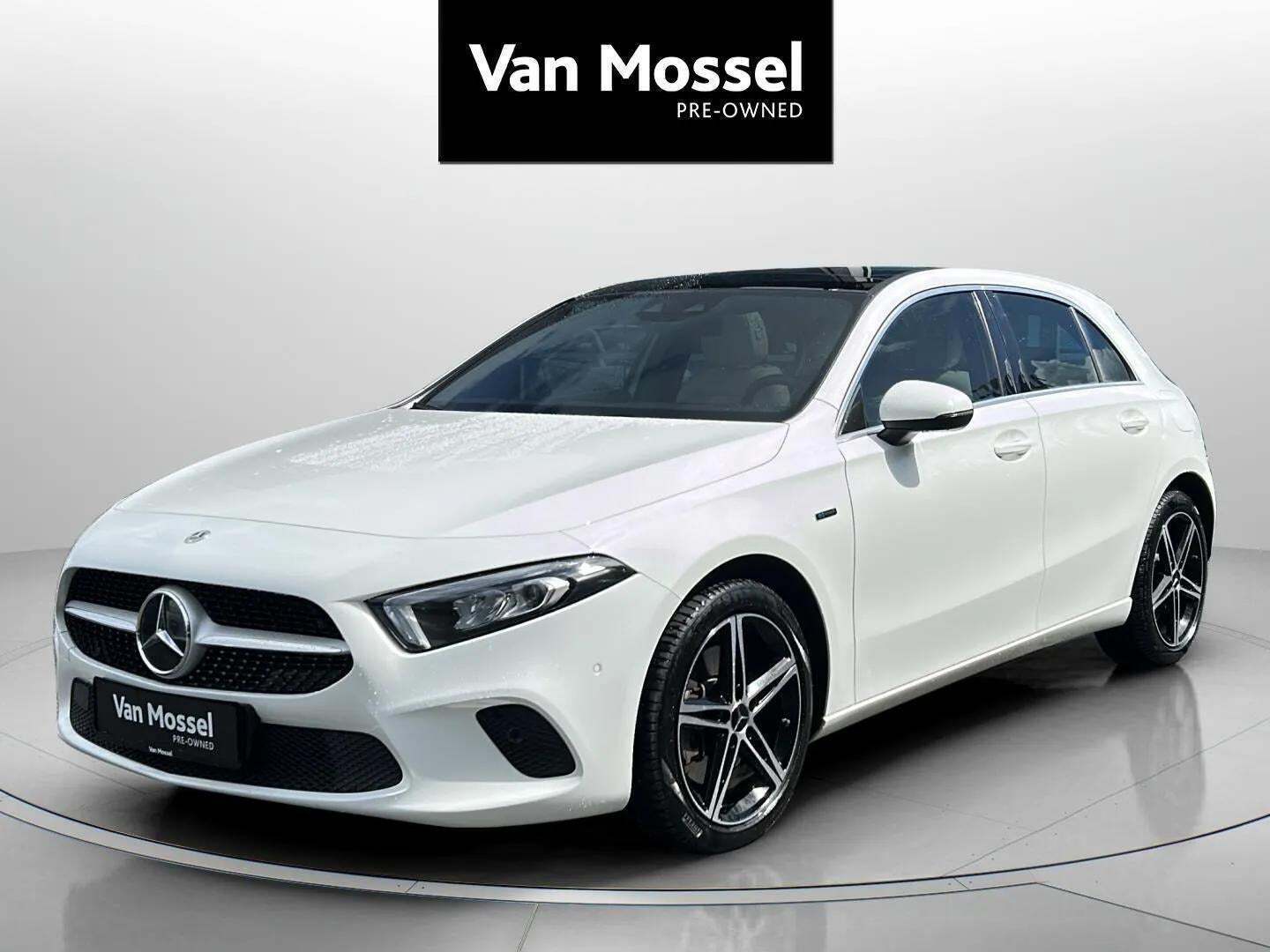 Hvid Mercedes A250 e fra 2020 set udefra