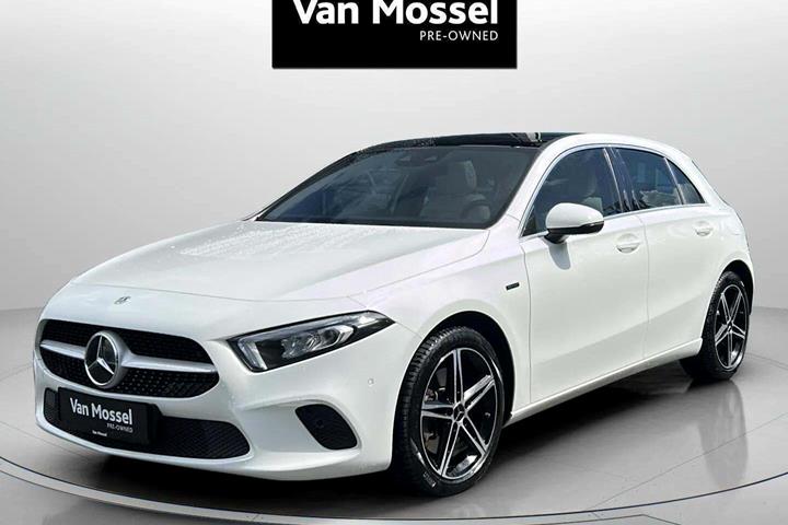 Hvid Mercedes A250 e fra 2020 set udefra