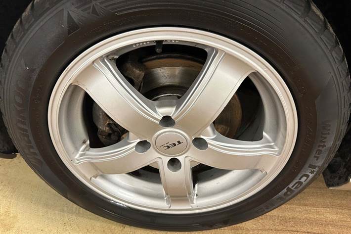 Grå Citroën C4 fra 2012 set udefra