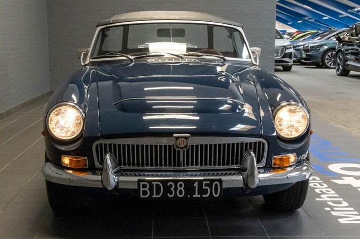 Blå MG C fra 1969 set udefra