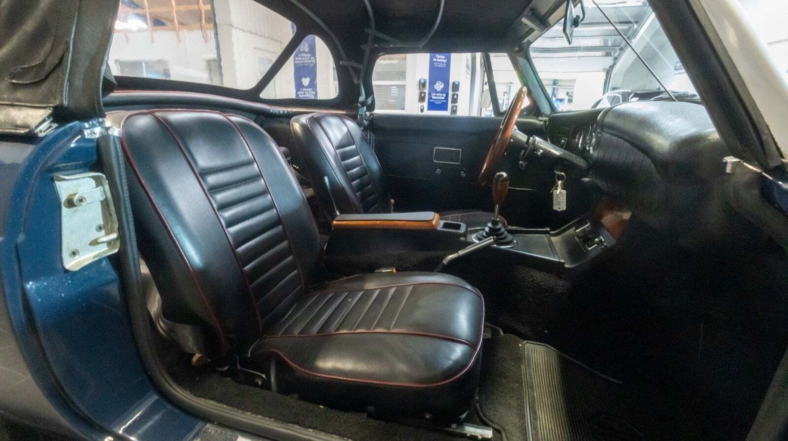 Blå MG C fra 1969 set indefra