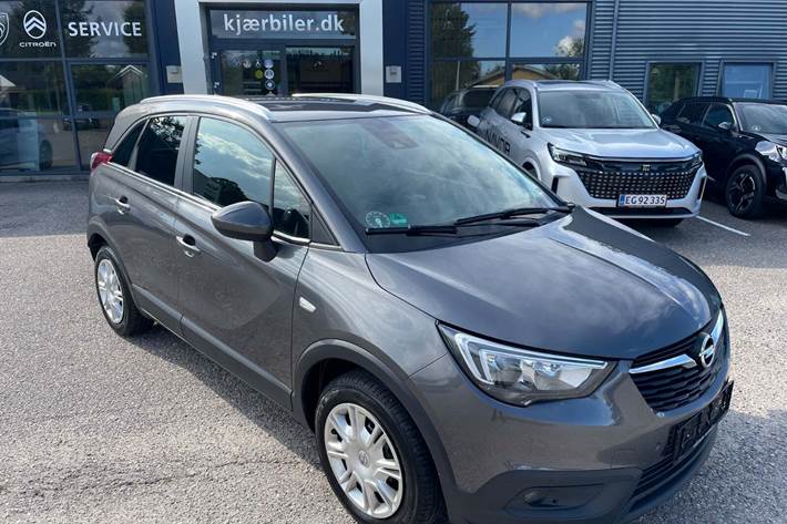 Grå Opel Crossland X fra 2019 set udefra