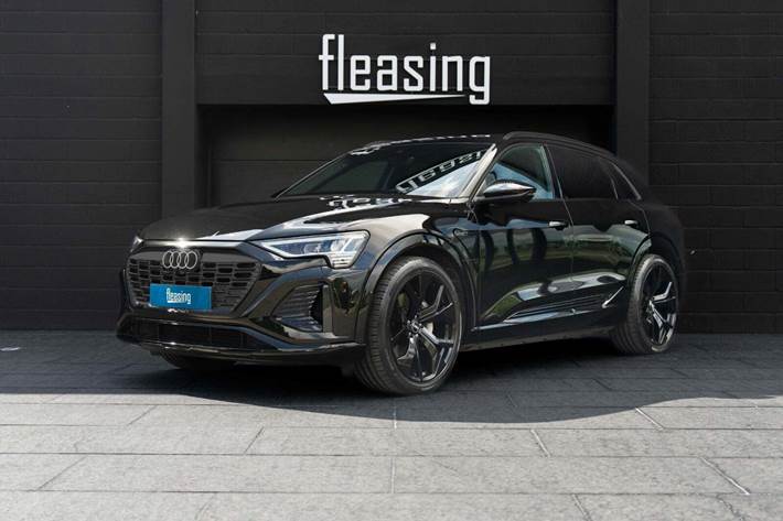 Sort Audi Q8 e-tron fra 2023 set udefra