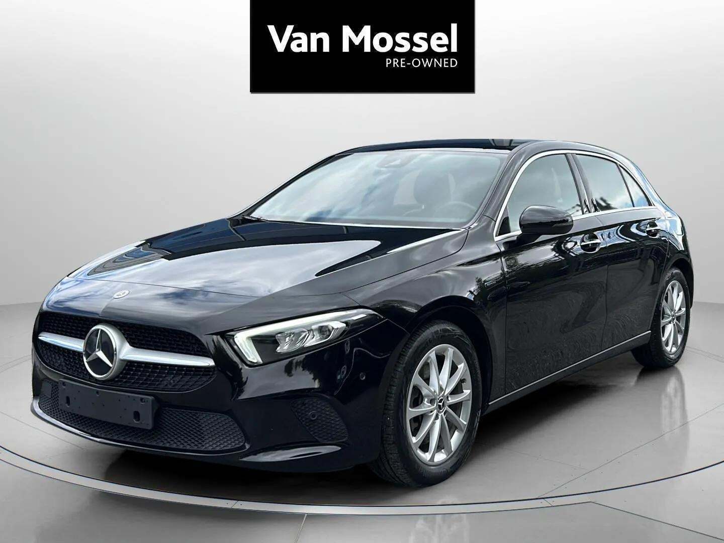 Sort Mercedes A250 e fra 2020 set udefra