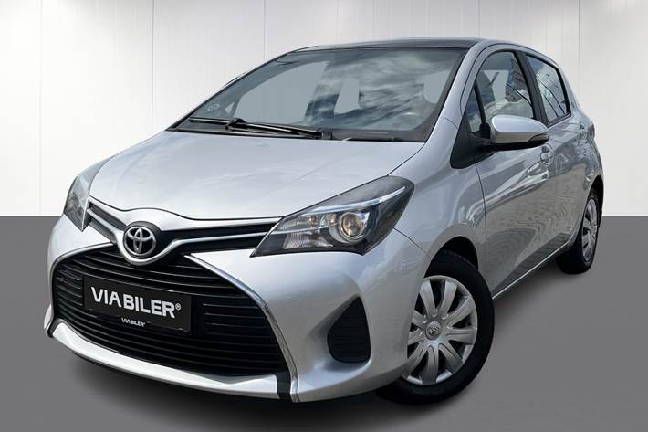 Sølv Toyota Yaris fra 2015 set udefra