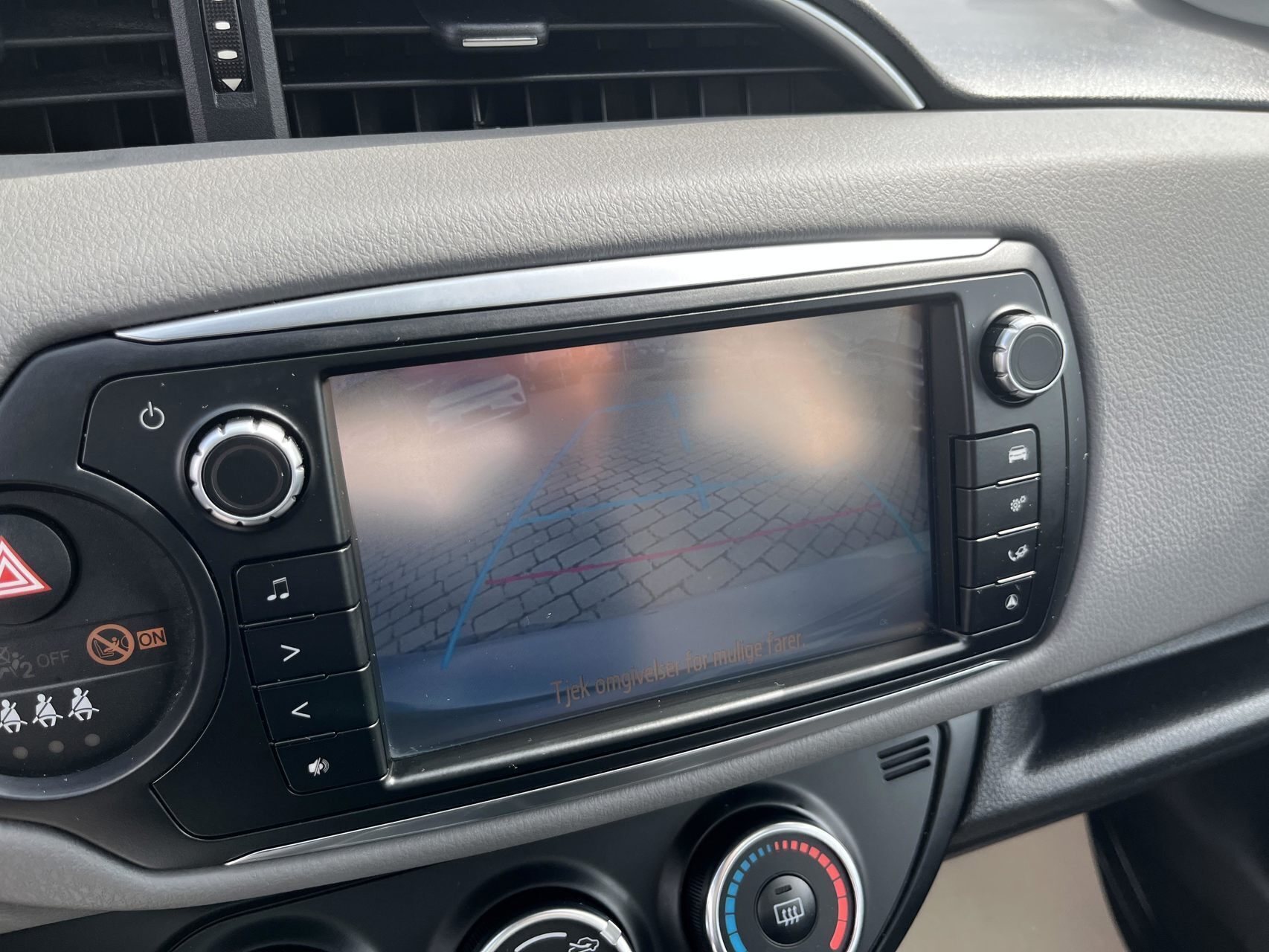 Sølv Toyota Yaris fra 2015