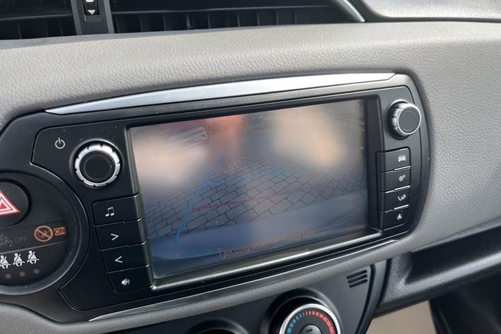 Sølv Toyota Yaris fra 2015