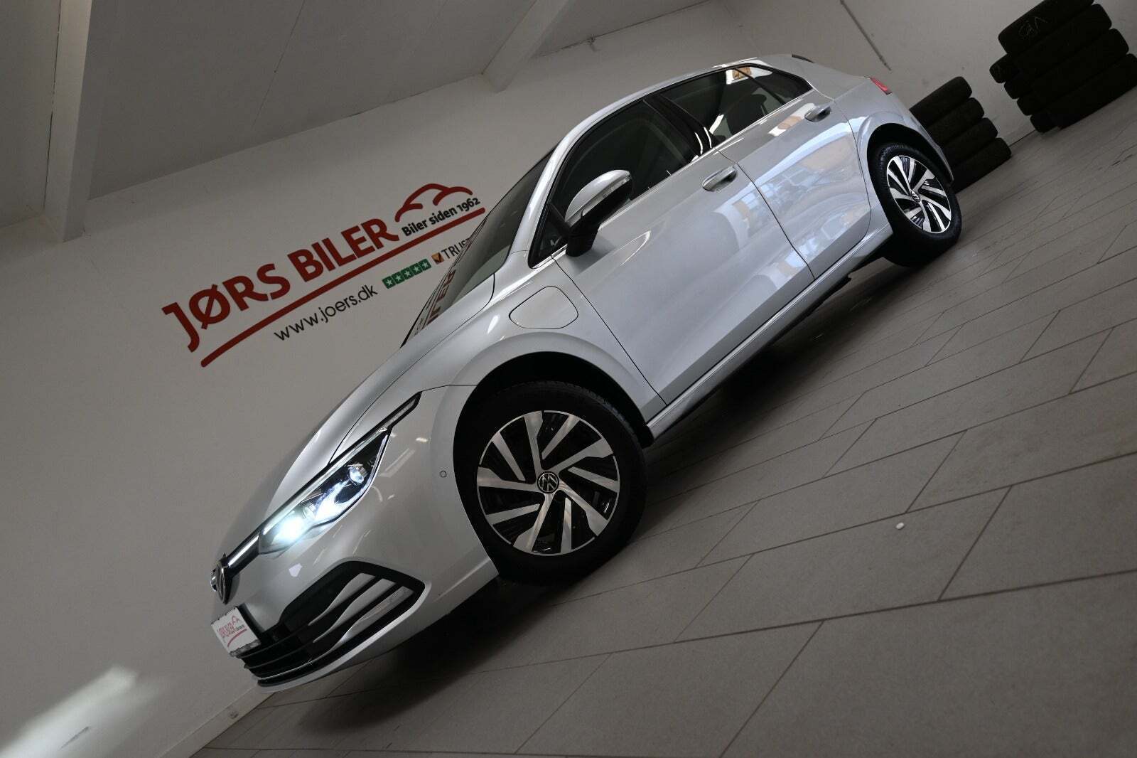 Sølv VW Golf VIII fra 2021 set udefra