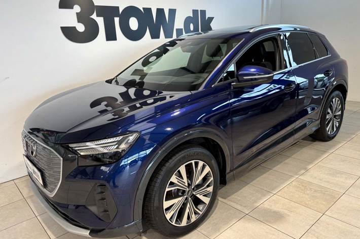 Blå Audi Q4 e-tron fra 2023 set udefra