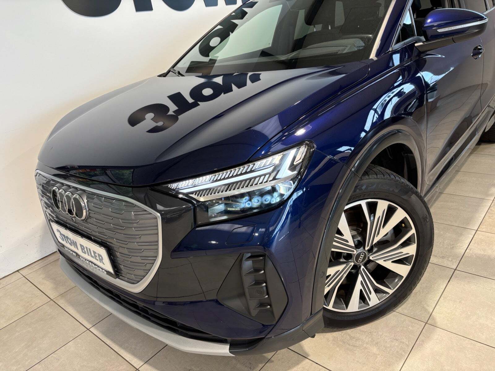 Blå Audi Q4 e-tron fra 2023