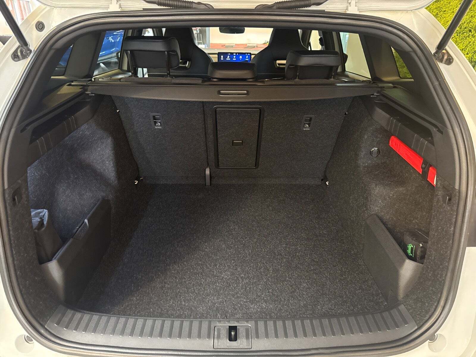 Hvid Skoda Enyaq fra 2023