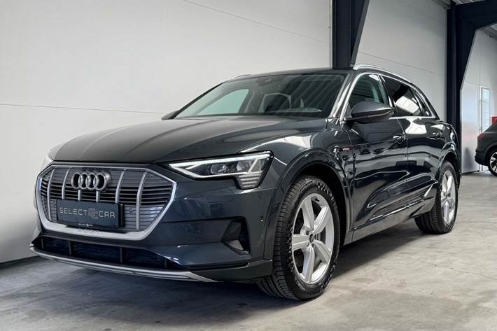 Grå Audi e-tron fra 2021 set udefra