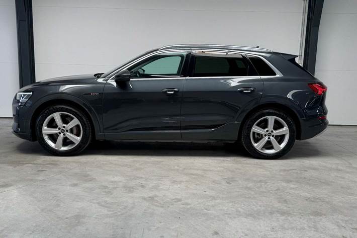 Grå Audi e-tron fra 2021