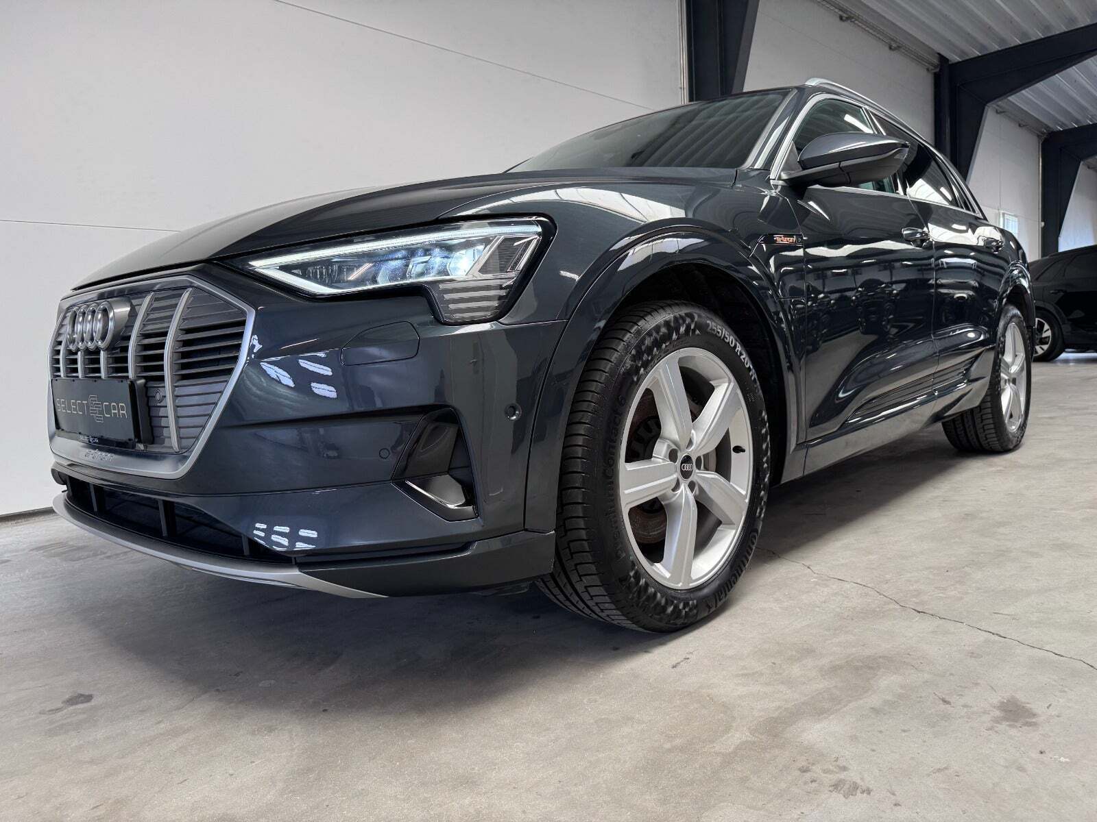 Grå Audi e-tron fra 2021