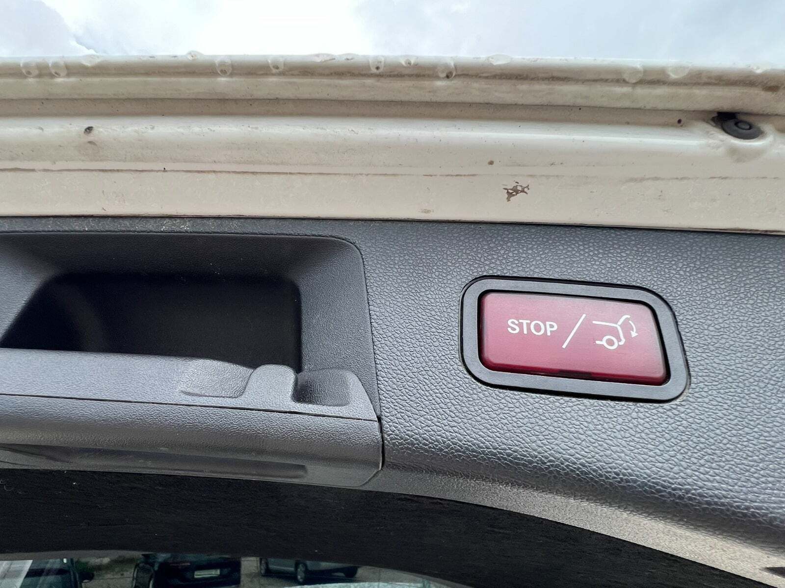 Hvid Mercedes E200 fra 2016 set indefra