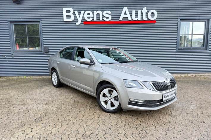 Orange Skoda Octavia fra 2018 set udefra