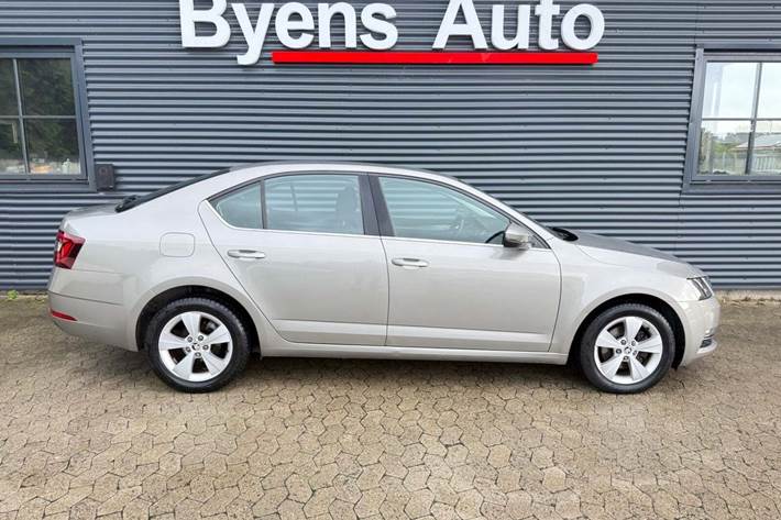 Orange Skoda Octavia fra 2018