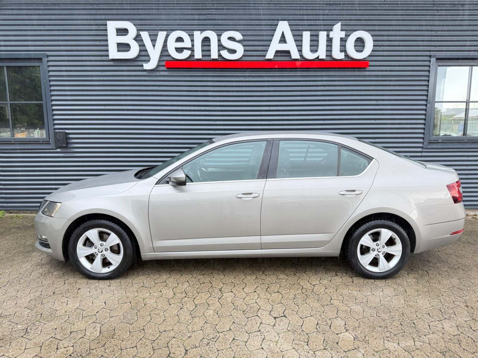 Orange Skoda Octavia fra 2018