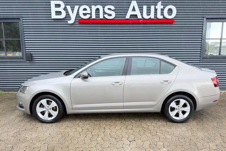 Orange Skoda Octavia fra 2018