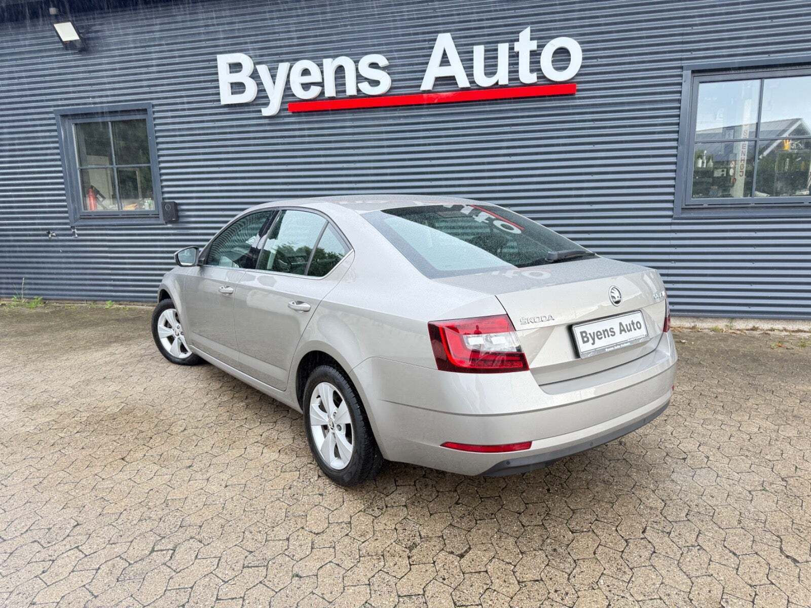 Orange Skoda Octavia fra 2018