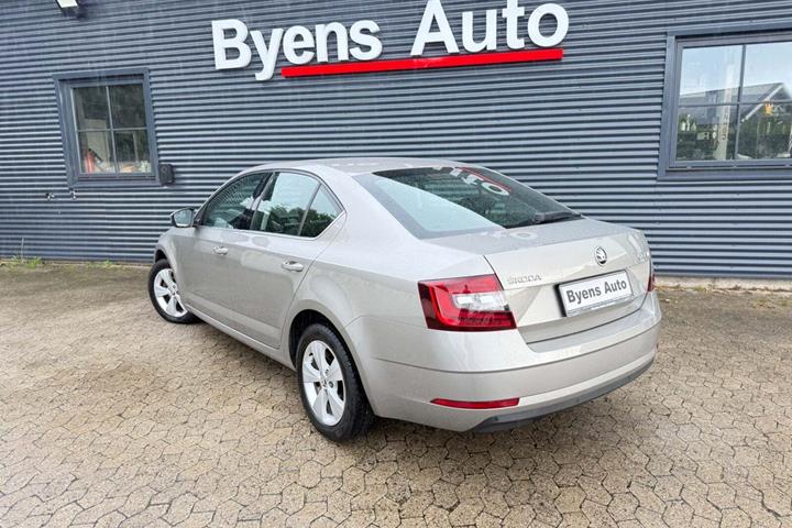 Orange Skoda Octavia fra 2018