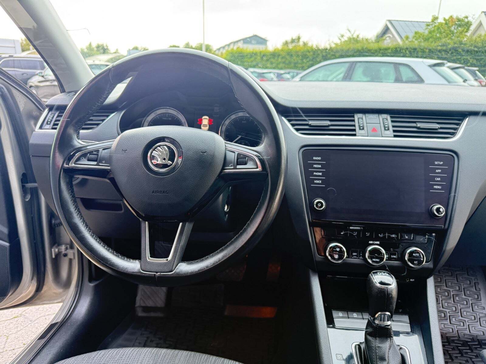 Orange Skoda Octavia fra 2018