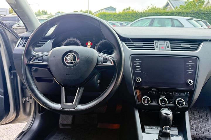 Orange Skoda Octavia fra 2018