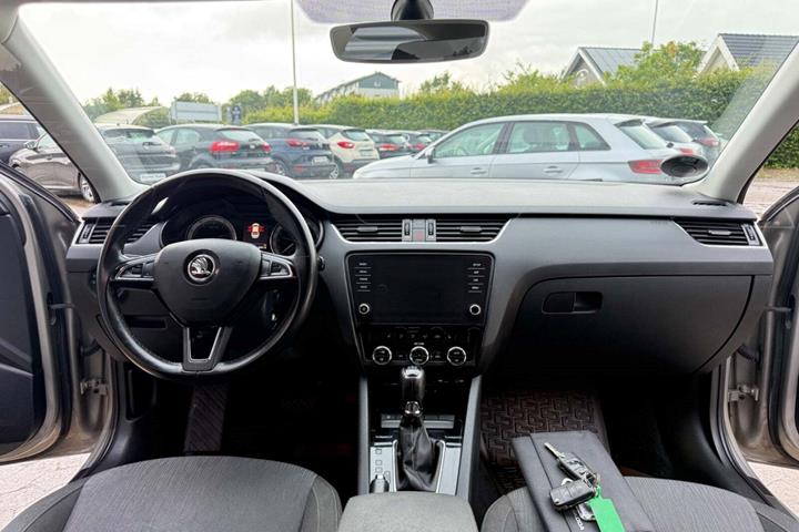 Orange Skoda Octavia fra 2018