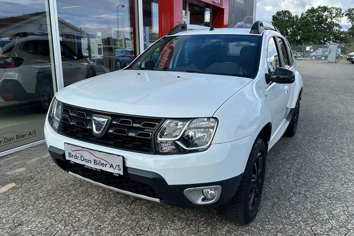 Hvid Dacia Duster fra 2018 set udefra
