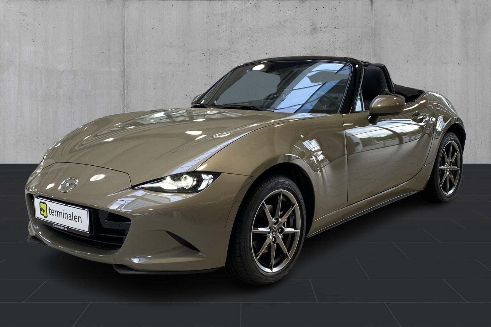 Orange Mazda MX-5 fra 2024 set udefra