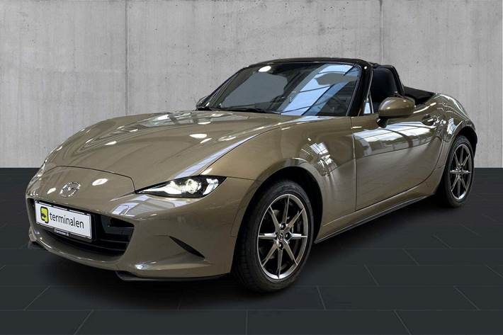 Orange Mazda MX-5 fra 2024 set udefra