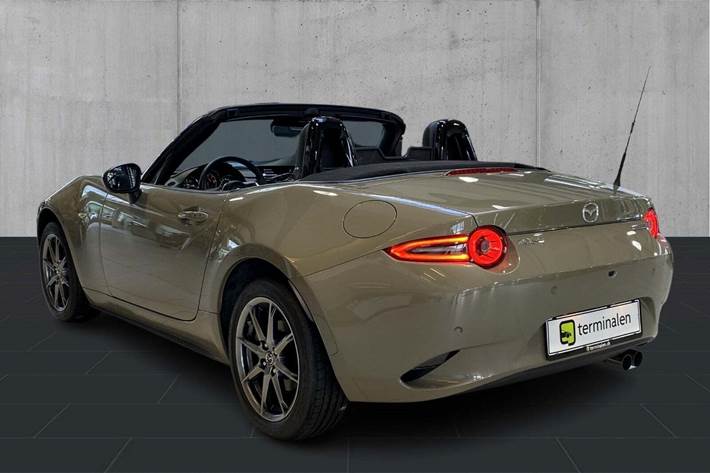 Orange Mazda MX-5 fra 2024