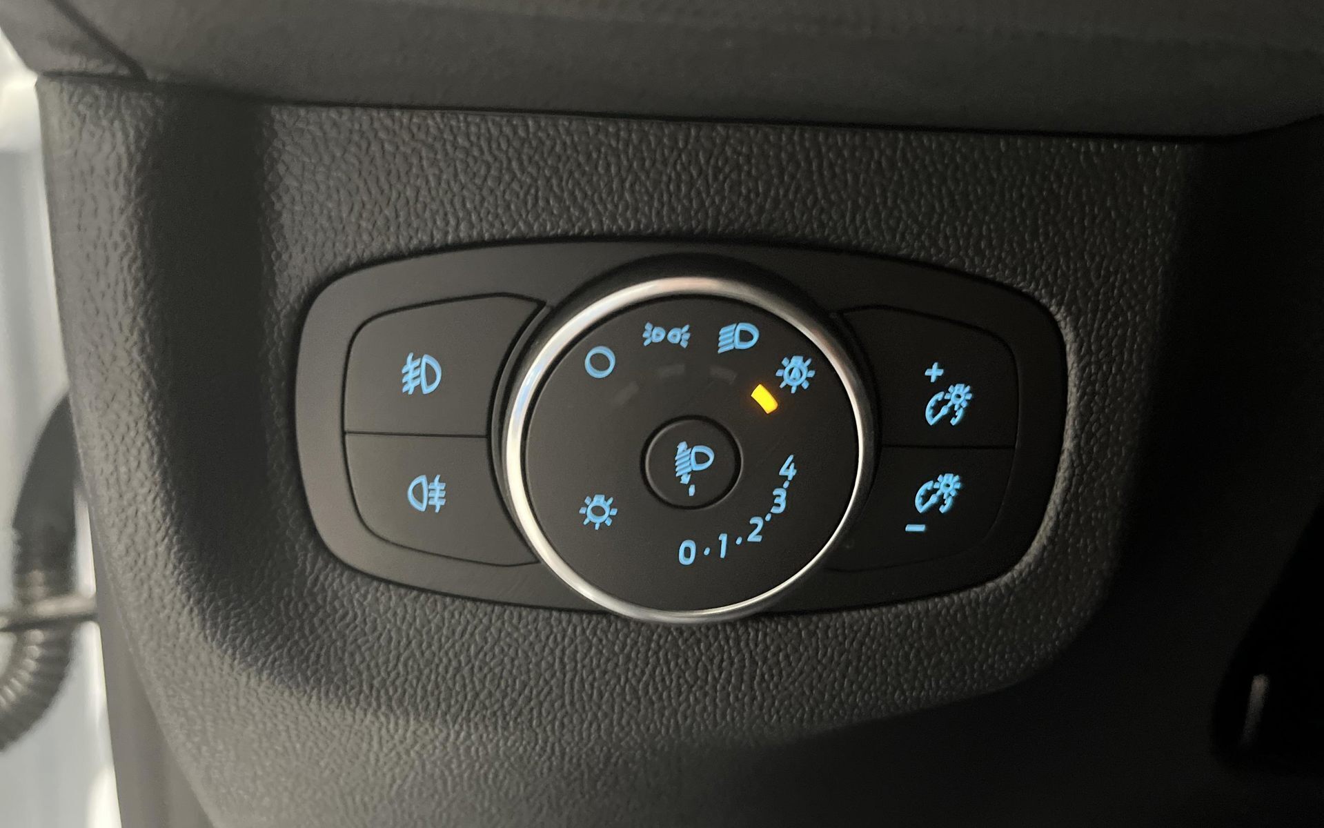 Hvid Ford E-Transit Courier fra 2025 set indefra