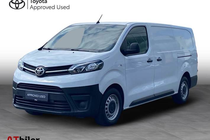 Hvid Toyota ProAce fra 2023 set udefra