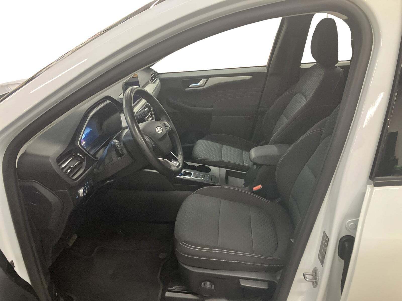 Hvid Ford Kuga fra 2023