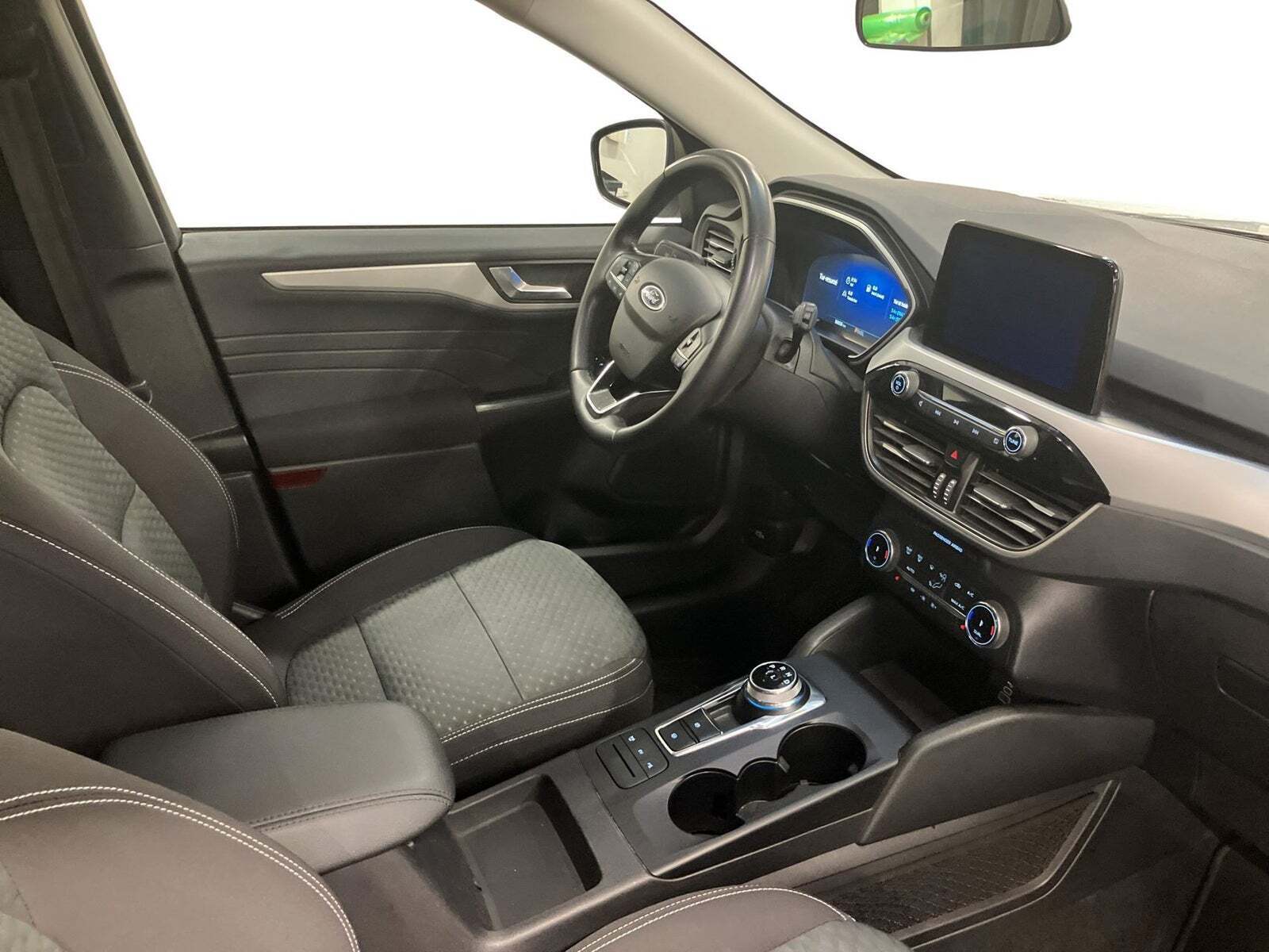 Hvid Ford Kuga fra 2023
