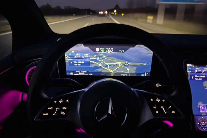 Grå Mercedes EQE300 fra 2023