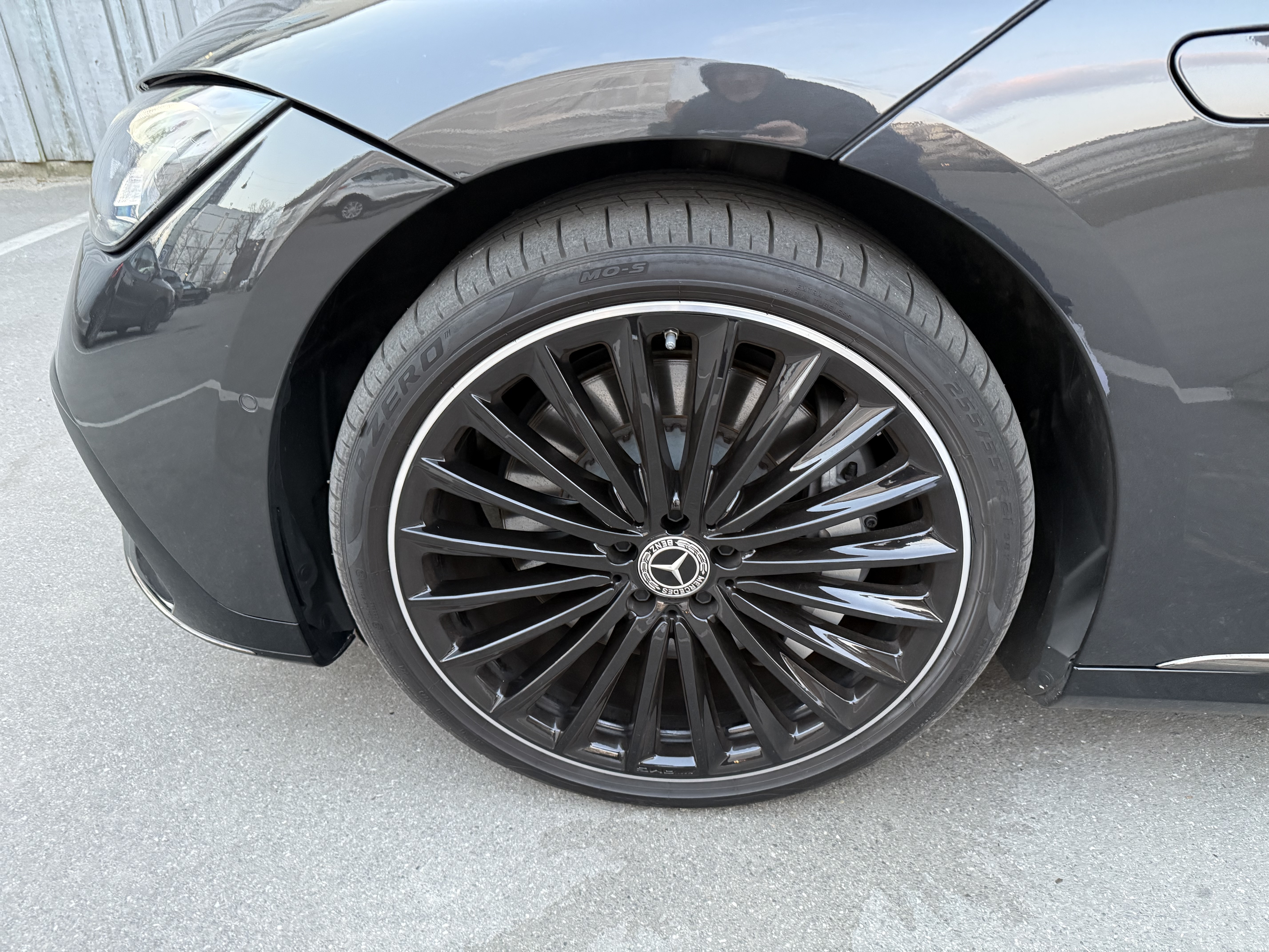 Grå Mercedes EQE300 fra 2023