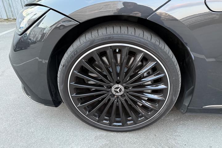 Grå Mercedes EQE300 fra 2023