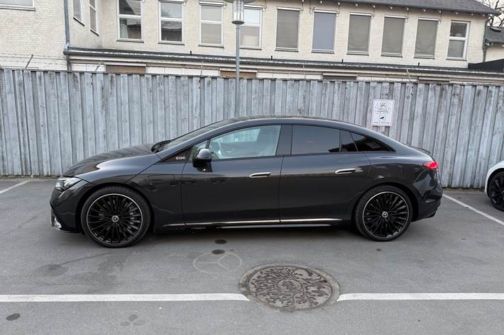 Grå Mercedes EQE300 fra 2023