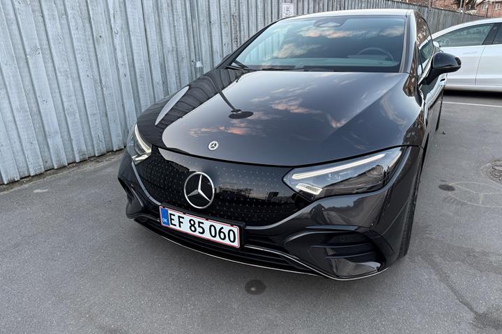Grå Mercedes EQE300 fra 2023