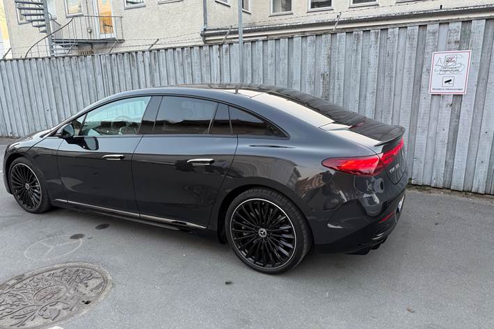 Grå Mercedes EQE300 fra 2023