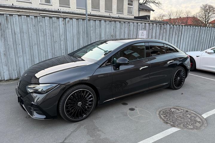Grå Mercedes EQE300 fra 2023