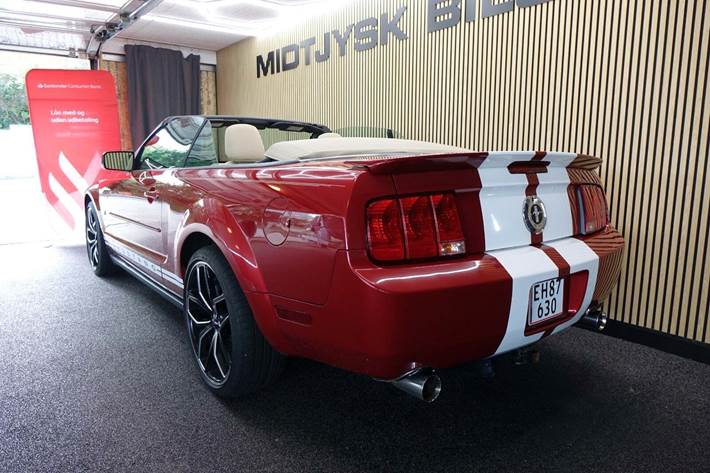 Rød Ford Mustang fra 2008