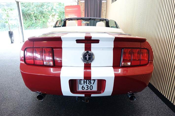 Rød Ford Mustang fra 2008