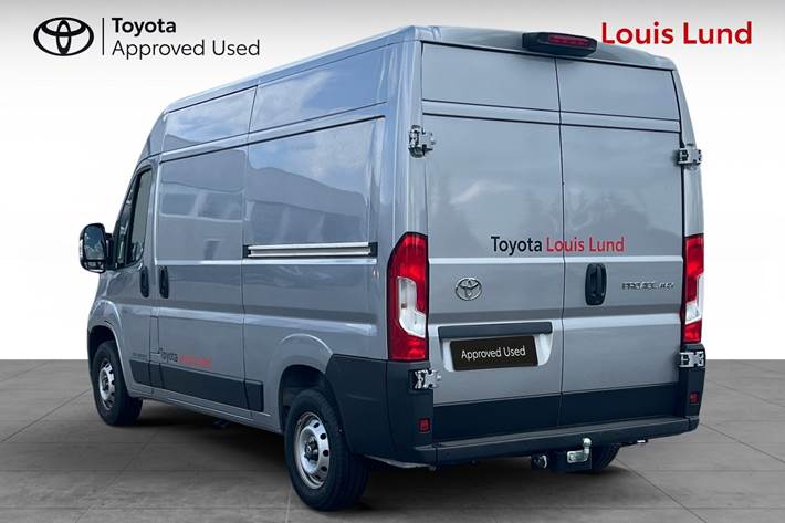 Grå Toyota Proace Max fra 2025